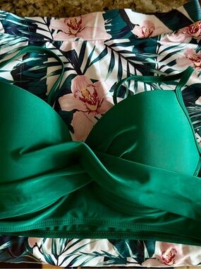 SHEIN Emerald Green Twist-Front Bralette Swim Top